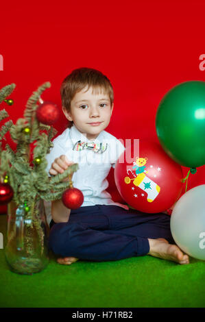 Bambini che giocano in casa. Xmas Concetto di vacanza Foto Stock