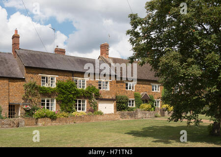 Case residenziali nel villaggio di Adderbury, Nord Oxfordshire, England, Regno Unito Foto Stock