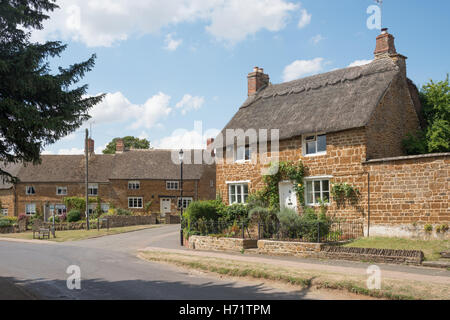 Case residenziali nel villaggio di Adderbury, Nord Oxfordshire, England, Regno Unito Foto Stock