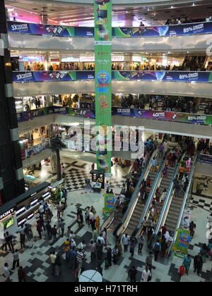 Un nuovo gigantesco centro commerciale aperto nel centro di Dacca in Bangladesh Foto Stock