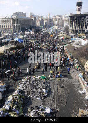 Le persone si radunano in piazza Indipendenza (Maidan) a Kiev, pochi giorni dopo la Rivoluzione di febbraio 2014 Foto Stock