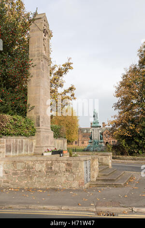 Hawarden, Galles del Nord, Regno Unito village memoriale di guerra e la statua commemorativa del primo ministro Gladstone Foto Stock