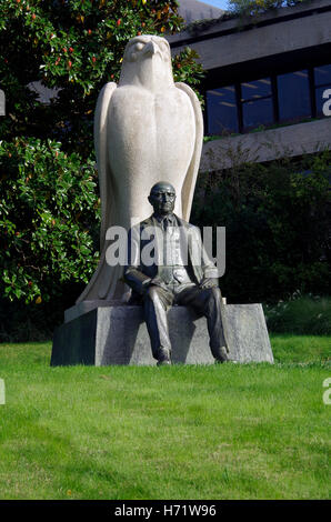 Statua di Calouste Gulbenkian & dio falco Horus Foto Stock