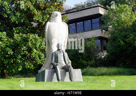 Statua di Calouste Gulbenkian & dio falco Horus Foto Stock