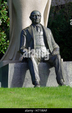 Statua di Calouste Gulbenkian & dio falco Horus Foto Stock