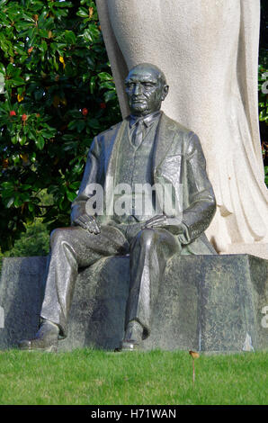 Statua di Calouste Gulbenkian & dio falco Horus Foto Stock