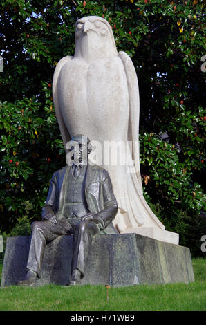 Statua di Calouste Gulbenkian & dio falco Horus Foto Stock