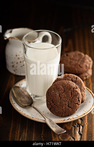Biscotti al cioccolato con un bicchiere di latte Foto Stock