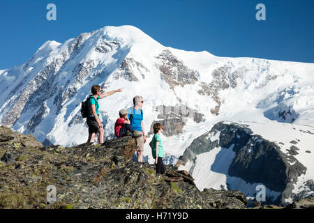 Escursionismo famiglia guardando al Monte Rosa dal Gornergrat. Zermatt, Pennine, Vallese, Svizzera. Foto Stock