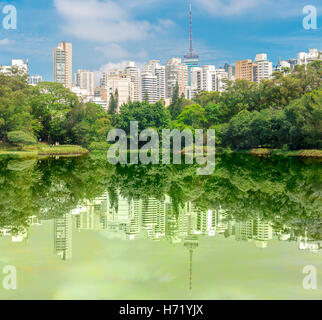 Sao Paulo, Brasile - 15 Ottobre 2016: buldings la foresta e la riflessione sul lago presso il Parco Aclimacao in Sao Paulo Foto Stock