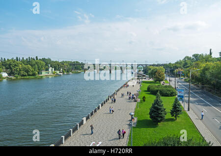 Dnepropetrovsk, Ucraina - 14 Settembre 2013: Città embankment durante la città alle celebrazioni del Giorno Foto Stock