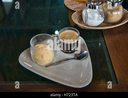 Affogato espresso con il gelato, Prachuap Khiri Khan, Thailandia Foto Stock