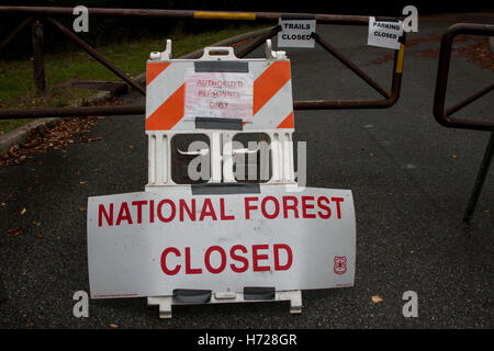 Foresta nazionale chiuso - segno sulla autostrada 1, in Big Sur, California. Foto Stock