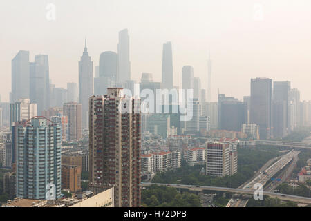 Guangzhou, Cina. Settembre 2016. Vista del quartiere finanziario durante un pomeriggio inquinati. Foto Stock