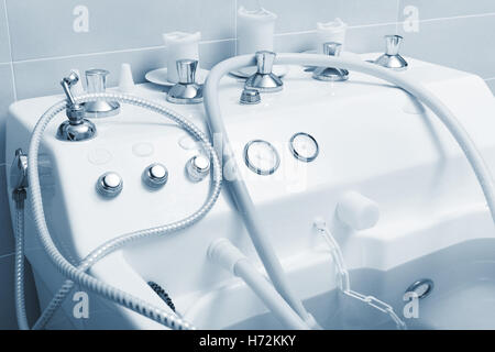 Bella e jacuzzi bianco riempito con acqua Foto Stock