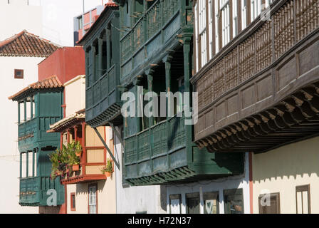 Fila di case con balconi di legno a Santa Cruz de La Palma sull'isola delle Canarie di La Palma, Spagna, Europa Foto Stock