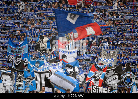 Hamburger SV tifosi mostrando il loro entusiasmo al match di HSV football club contro Schalke 04, Amburgo Foto Stock