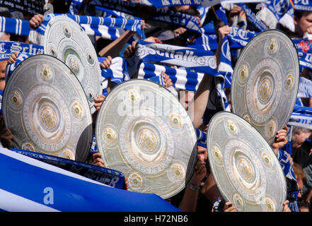 Schalke tifosi con trofeo Meisterschale mockups, partita FC Schalke 04 v VfL Wolfsburg club calcistici a Gelsenkirchen Foto Stock