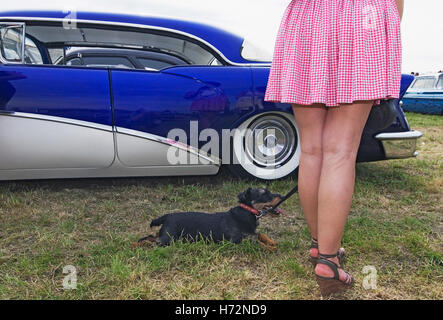 Dettaglio di una donna con un bassotto accanto a una Buick Hot Rods, Kustoms, incrociatori & Arte al 'Bottrop Kustom Kulture Foto Stock