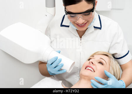 Medico medico medic medical practicioner donna donne medicalmente femmina medico dentista denti europeo uniforme del Caucaso Foto Stock