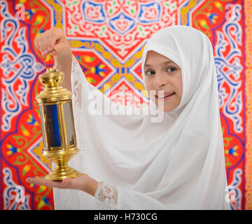 Felice ragazzina musulmana Holding festosa Ramadan Lanterna Ramadan tessuto Foto Stock