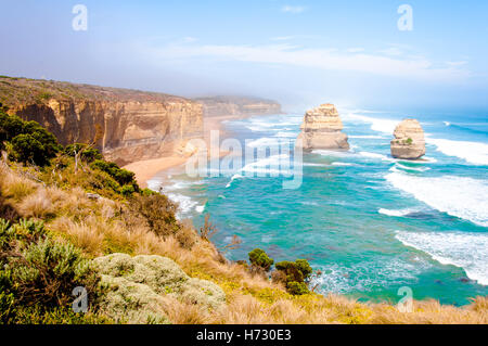 Viaggio blu orizzonte famosa pietra parco nazionale turismo shine brilla luminosa luce della Lucent Technologies sereno e soleggiato luminoso onde cloud rock Foto Stock