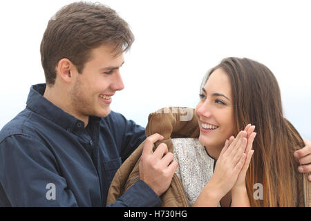 Giovane cadere in amore con lui la sua copertura con la sua giacca Foto Stock