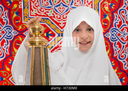 Felice ragazzina musulmana con festosa Ramadan Lanterna Ramadan tessuto Foto Stock