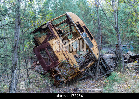 Abbandonato il bus arrugginito di Chernobyl Foto Stock