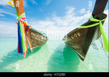 KRABI, Tailandia - 13 novembre 2014: tailandese tradizionale in legno barche longtail attendere sulla riva di Isola di bambù per i passeggeri. Foto Stock