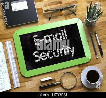 E-mail Security concetto sulla lavagna di piccole dimensioni. 3D. Foto Stock