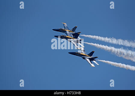 NAS Pensacola Florida USA Blue Angels FA 18 Hornet getti in volo sopra la loro base di Pensacola Foto Stock
