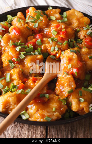 Pollo speziato in salsa di arancia closeup su di una piastra verticale. Foto Stock