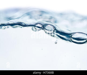 Acqua fresca con bolle isolati su sfondo bianco Foto Stock