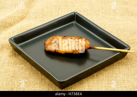 In stile tailandese barbecue di carne di maiale in piastra nera su sfondo cilicio Foto Stock