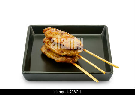 In stile tailandese grill barbecue di carne di maiale in piastra nera su sfondo bianco Foto Stock