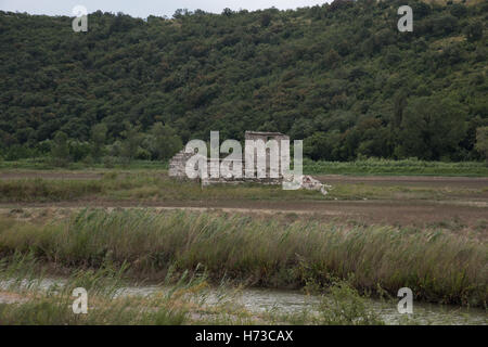 Ponte sul fiume Drava con una fontana Foto Stock