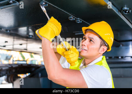 Gli esseri umani gli esseri umani persone persone folk Umano human essendo lavoro industria officina di macchinari industriali di trasmissione motore maschio motore Foto Stock