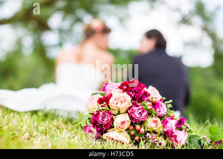 La donna gli alberi ad albero il parco giardino romantico celebrare reveling compiace celebra il matrimonio matrimonio matrimonio cerimonia di cerimonia nuziale Foto Stock