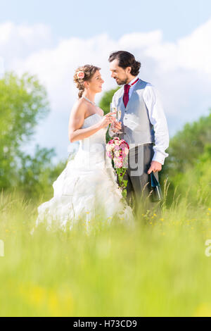 Coppie in viaggio di nozze con bouquet nuziale Foto Stock