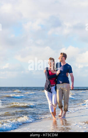 Matura in un romantico tramonto sulla spiaggia Foto Stock