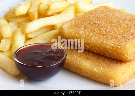 Piastra del golden formaggio fritto, patatine e salsa di mirtilli. Foto Stock