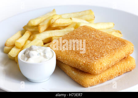 Piastra del golden formaggio fritto, patatine, salsa tartara. Foto Stock