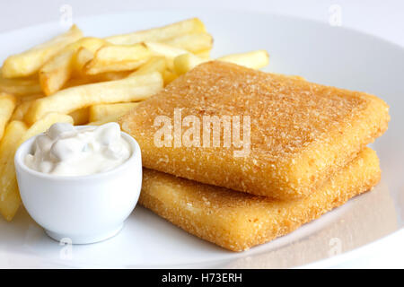 Piastra del golden formaggio fritto, patatine, salsa tartara. Foto Stock