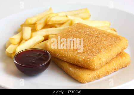 Piastra del golden formaggio fritto, patatine e salsa di mirtilli. Foto Stock