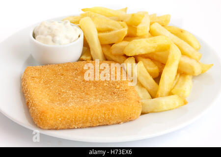 Piastra del golden formaggio fritto, patatine, salsa tartara. Foto Stock