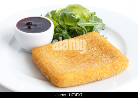 Piatto di formaggio fritto, patatine e salsa di mirtilli, insalata. Foto Stock