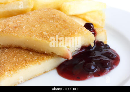 Formaggio fritto, tagliare, fusione, salsa di mirtilli, patatine fritte. Morso. Foto Stock