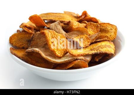 Ciotola di frittura di carota e pastinaca chip. Isolato. Foto Stock