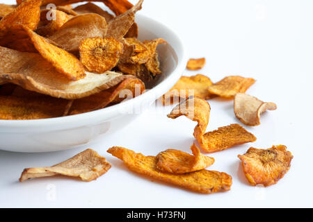 Ciotola di frittura di carota e pastinaca chip. Sul bianco. Foto Stock